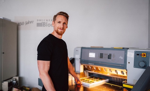 Tobias Block, Geschäftsführer der Druckerei Block, an der Schneidemaschine in der Werkstatt in Burgdorf